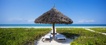 Zanzibar White Sand Luxury Villas: Sonnenschirm am Strand