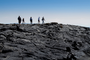 andBeyond Galapagos Explorer: Gäste erkunden zerklüftetes Lavagestein