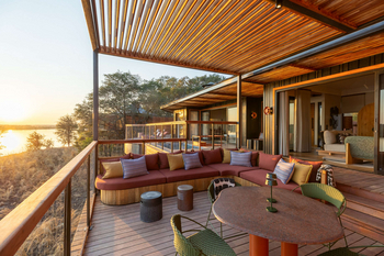 Anantara Tented Camp Kafue River: Terrassenlounge mit Ecksofa und Rundtisch