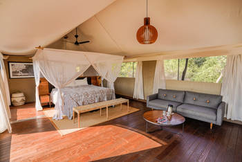 Chikunto Safari Lodge Chikunto Safari Lodge: Doppelbett und Sofa