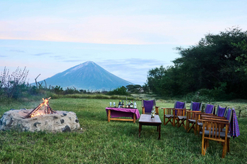 Lake Natron Tented Camp: Lagerfeuer mit Getränken und Stühlen