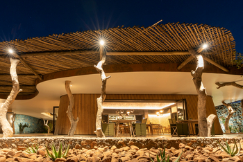 Mashatu Euphorbia Villas Mashatu Euphorbia Villas: Zentralbereich bei Nacht