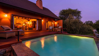 Mateya Safari Lodge: Dämmerungszeit am Pooldeck mit Loungesesseln