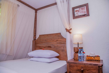 Moivaro Lodge: Einfaches Himmelbett und Wasserflaschenarrangement