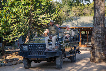 Notten's Bush Camp: Gäste im offenen Safariwagen am Buschcamp