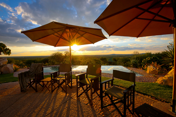 Otjiwa Mountain Lodge: Sonnenuntergang am Pool
