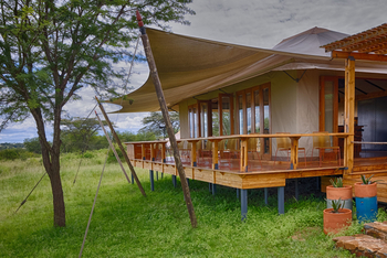 Sayari Camp: Deck bei der Bar