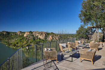 Singita Pamushana Lodge: Polsterstühle auf dem Deck