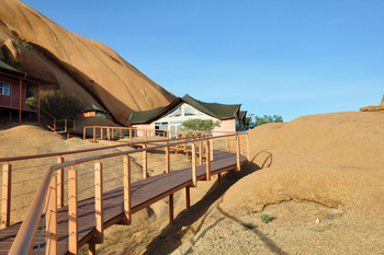 Spitzkoppen Lodge: Steg zum Hauptzelt