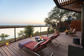 Anantara Tented Camp Kafue River: Goldenes Flussdeck mit Liegen Hängesessel