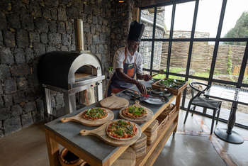 Bisate Lodge: Pizzabar