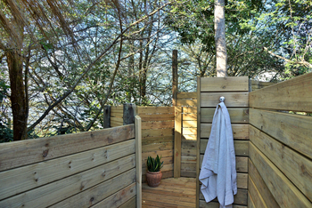 Chobe Bakwena Lodge Chobe Bakwena Lodge: Honeymoon Chalet - Outdoor Shower