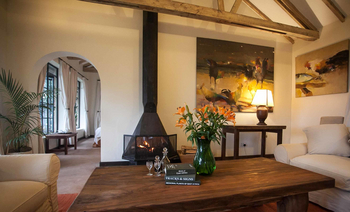 Clouds Mountain Gorilla Lodge: Kamin in der privaten Lounge