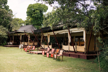 Elewana Elephant Pepper Camp Elewana Elephant Pepper Camp: Stühle vor dem Hauptzelt