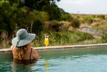 Elewana Sand River Masai Mara Camp Elewana Sand River Masai Mara Camp: Drink im Pool