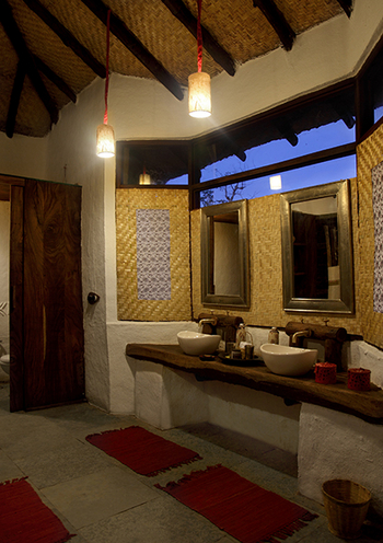 Flame of the Forest Safari Lodge: Doppelwaschtisch