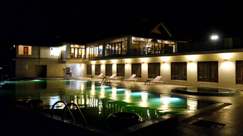 IORA The Retreat: Swimming Pool bei Nacht