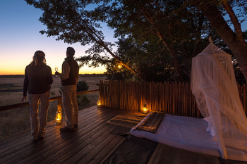 Little Makalolo Camp Little Makalolo Camp: Gäste auf dem Sleep-out Deck