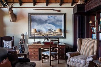 Mateya Safari Lodge: Studie mit Antilopenkopf und Schachset