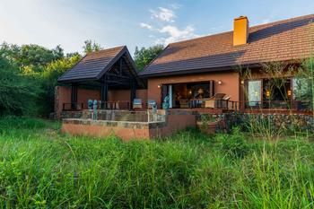 Mateya Safari Lodge: Terrasse mit Rattan-Möbeln und blauer Himmel
