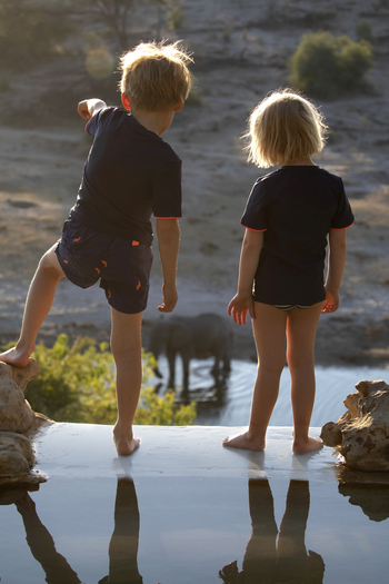 Meno A Kwena Camp Meno A Kwena Camp: Zwei Kinder am Pool