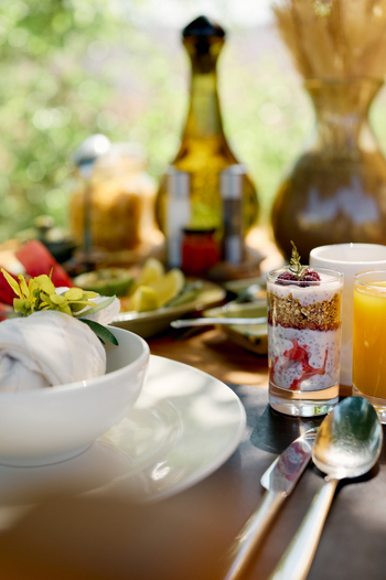 Mkomazi Wilderness Retreat: Elegantes Frühstücksgedeck mit Blumenarrangement