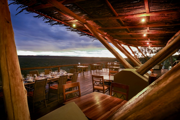 Ongava Lodge: Esstische auf dem Deck