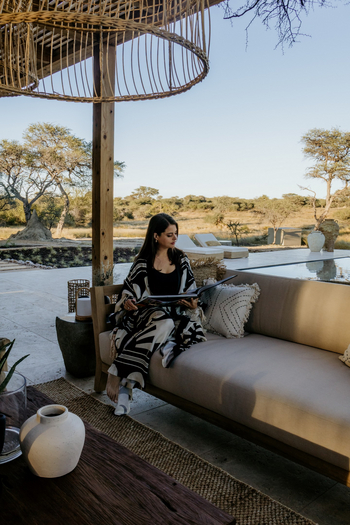 Otjiwa Savanna Luxury Villa: Sofa unter dem Vordach