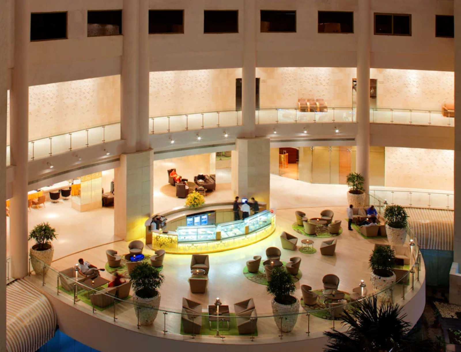 Radisson Blue New Delhi Dwarka Radisson Blue New Delhi Dwarka: Lobby und Bar