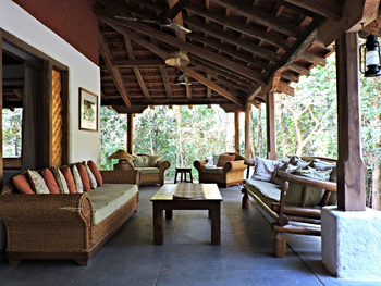 Shergarh Tented Camp: Sitzgruppe unter dem Vordach