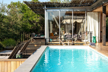 Singita Sweni Lodge: Privates Pooldeck mit Glaswandsuite am Morgen