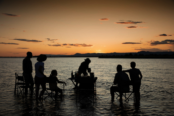 Tembo Plains Camp: Familie bei Sonnenuntergang