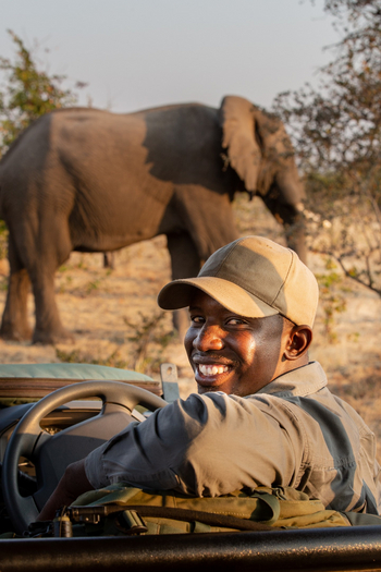 Tembo Plains Camp: Guide vor Elefant