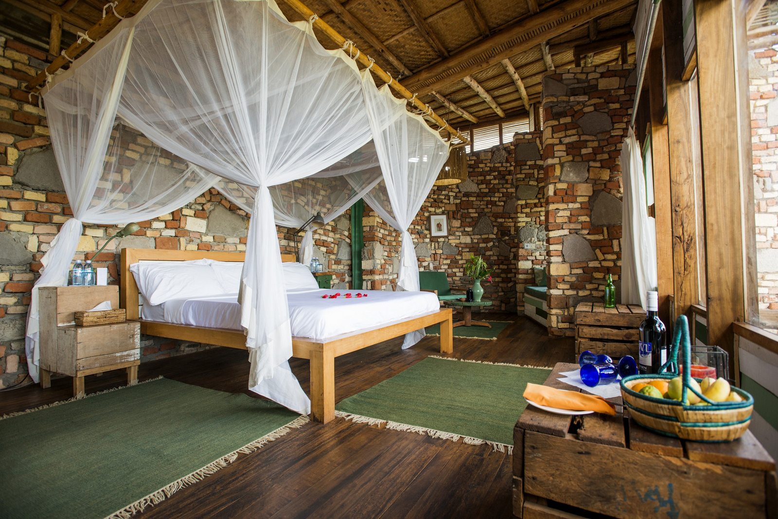 Volcanoes Kyambura Gorge Lodge Volcanoes Kyambura Gorge Lodge: Doppelbett und Obstkorb