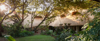 Bayete Guest Lodge Bayete Guest Lodge: Garten und reetgedecktes Gebäude