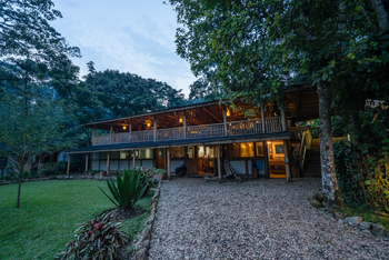 Buhoma Lodge: Beleuchtetes Hauptgebäude