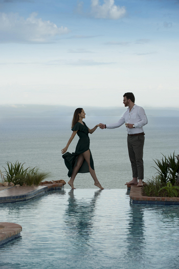 Bumi Hills Safari Lodge: Gäste am Pool