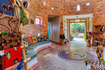 Chameleon Hill Forest Lodge: Shop mit Sitzbank