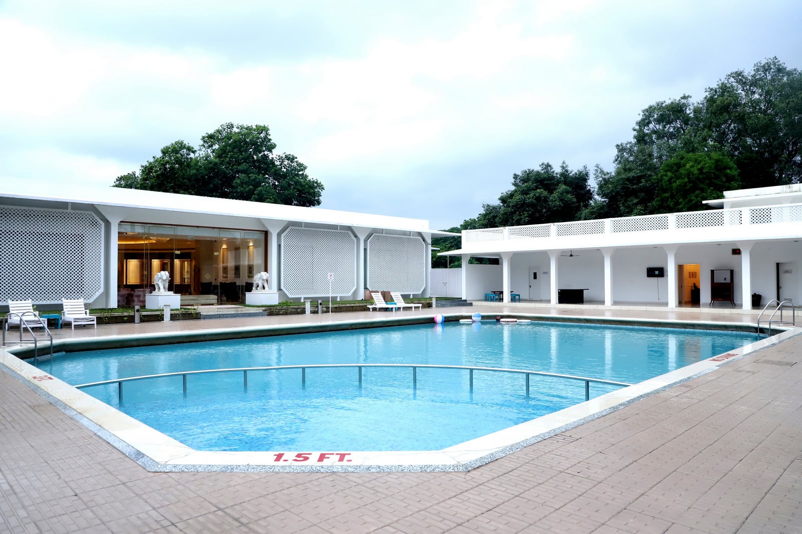 Chandela Chandela: Swimming Pool