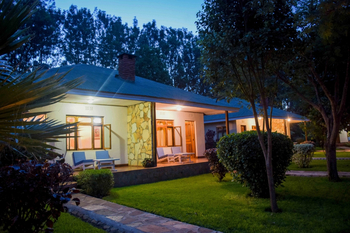 Country Lodge: Beleuchtete Terrasse mit Loungemöbeln am Abend
