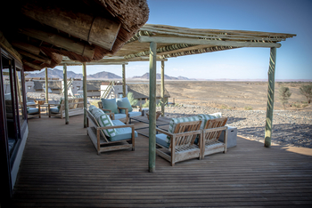 Kulala Desert Lodge: Loungebereich mit Naturblick