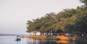 Kutali Camp Kutali Camp: Motorboot vor dem Camp