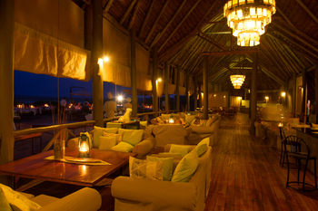 Lake Burunge Tented Lodge: Lounge am Abend