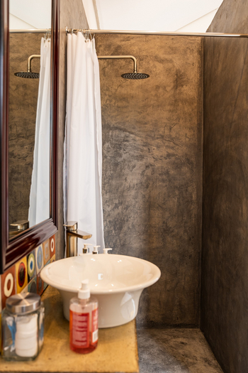 Lenyebi River Lodge: Waschtisch und Dusche