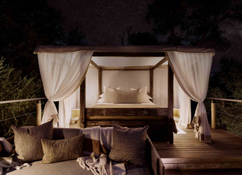 Lion Sands Tinveleti Treehouse: Canopy-Bett auf offenem Deck bei Nacht