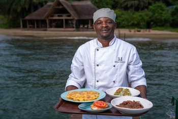 Mbali Mbali Mahale Lodge: Koch mit einem Tablett
