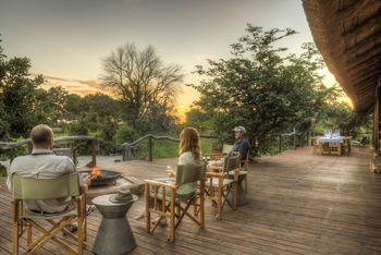Nokanyana Camp: Terrasse mit Feuerschale