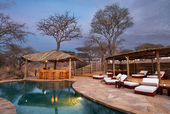 Oliver's Camp: Liegestühle am Pool