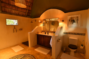 Royal Zambezi Lodge: Badezimmer am Abend