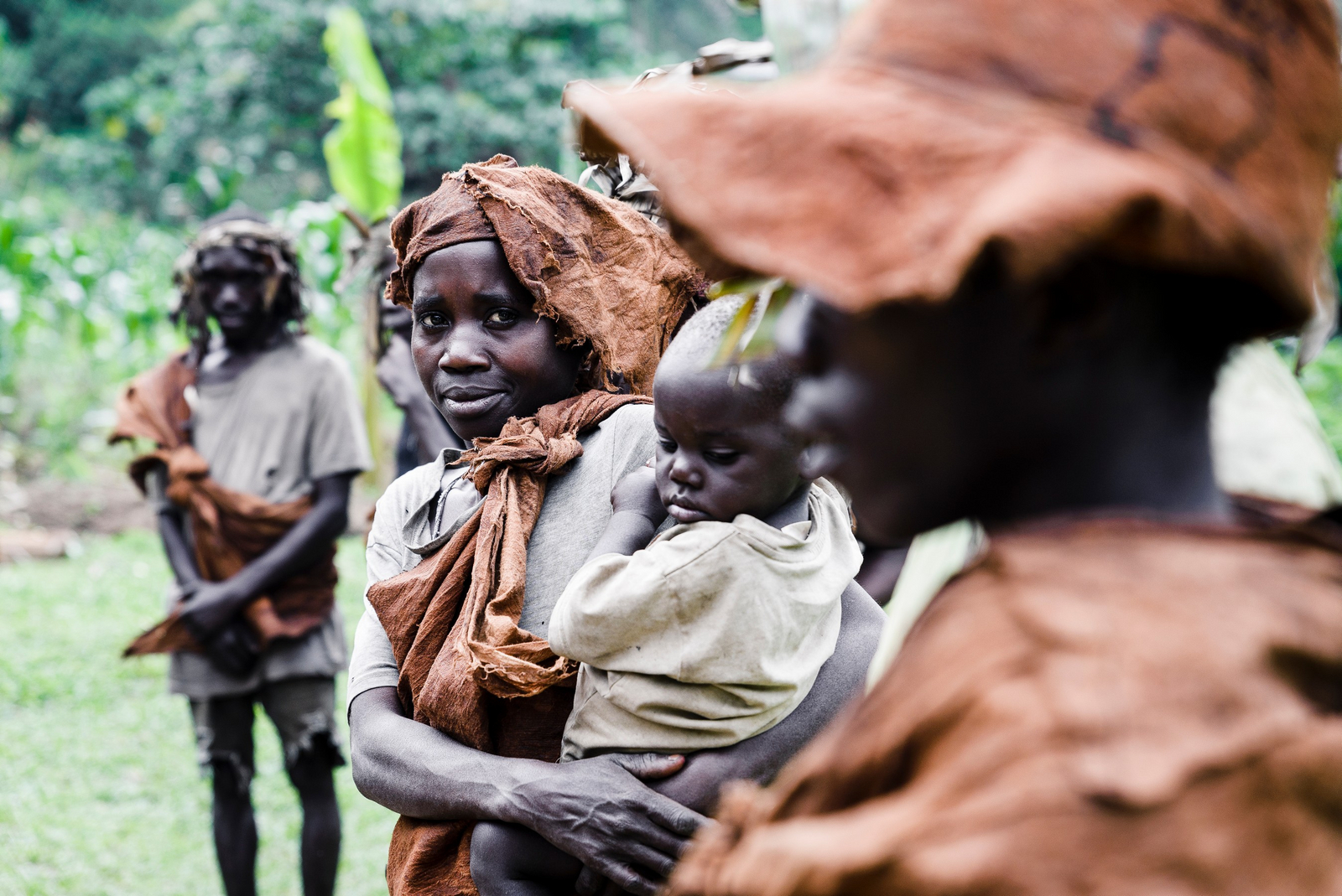 Sanctuary Gorilla Forest Camp Sanctuary Gorilla Forest Camp: Einheimische mit Kind im Arm